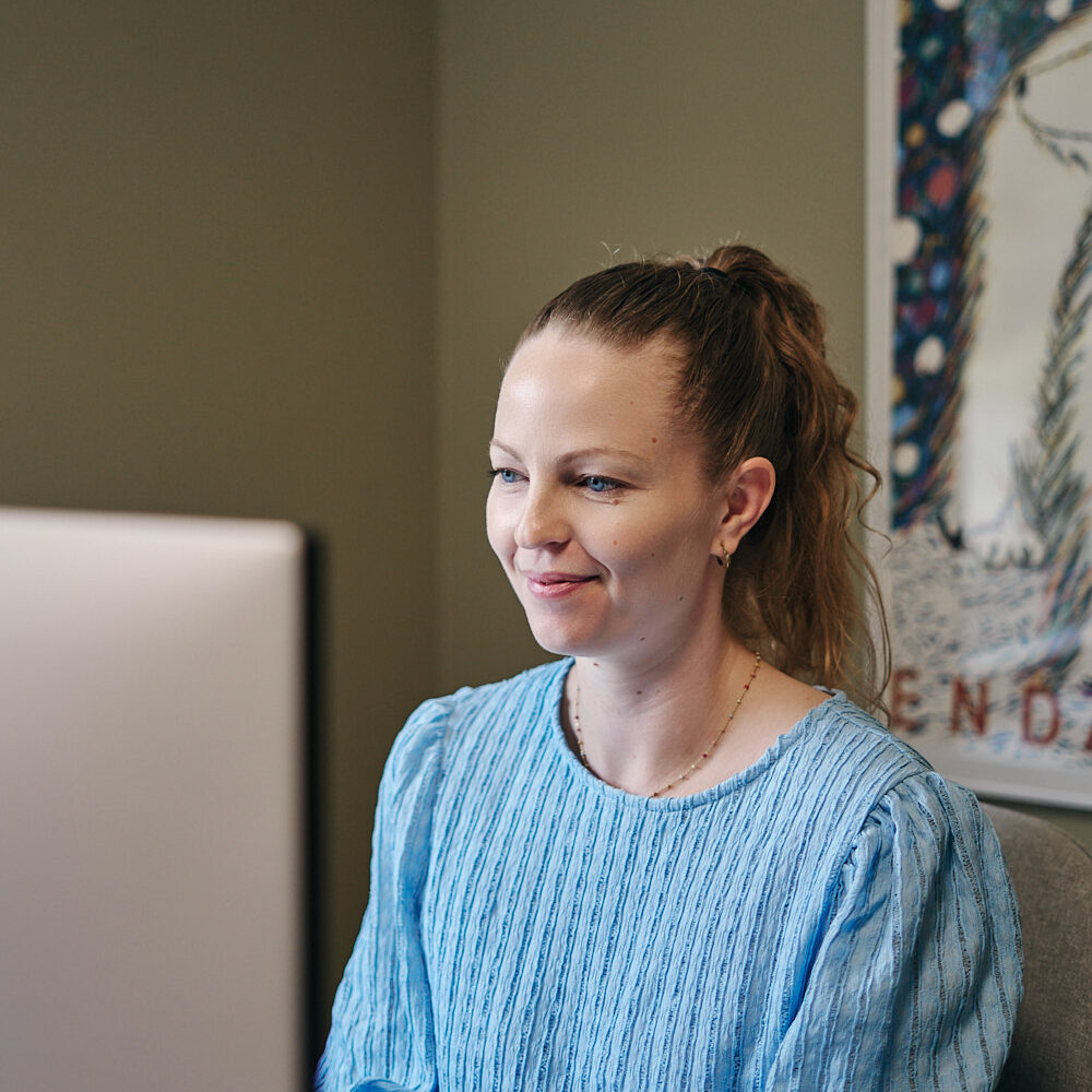 Rikke sidder ved sin computer.